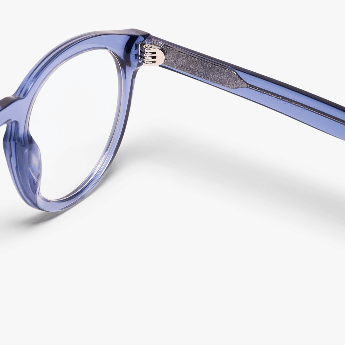Luxreaders stylish Men's Gråsten Crystal Blue Reading glasses. Made from Bio-acetate in a Round shape.