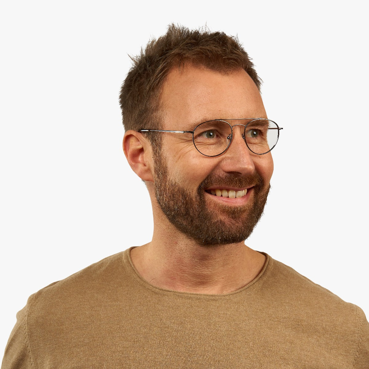 Person wearing Göteborg Gun round metal glasses