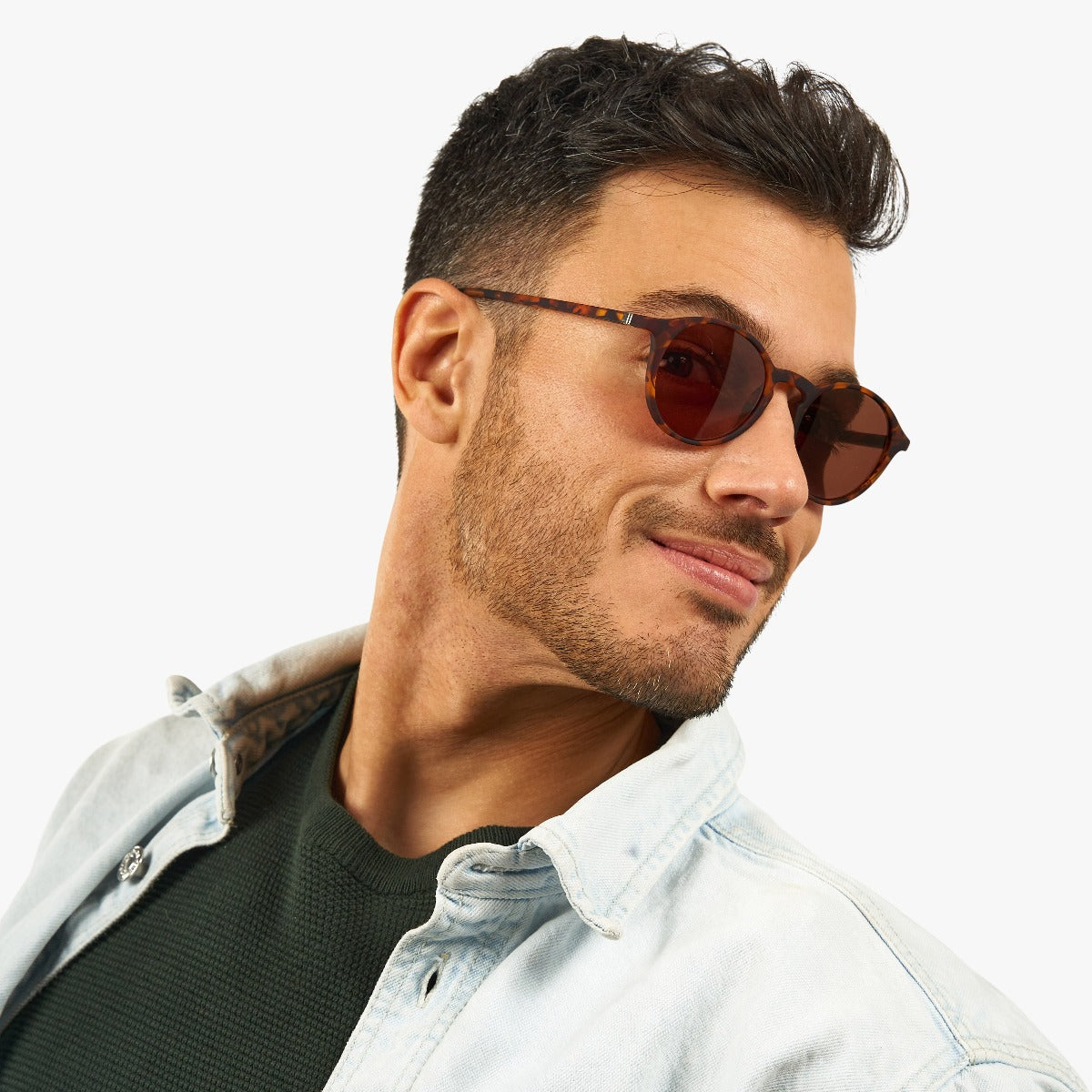Person wearing Men's Læsø Turtle sunglasses in tortoiseshell