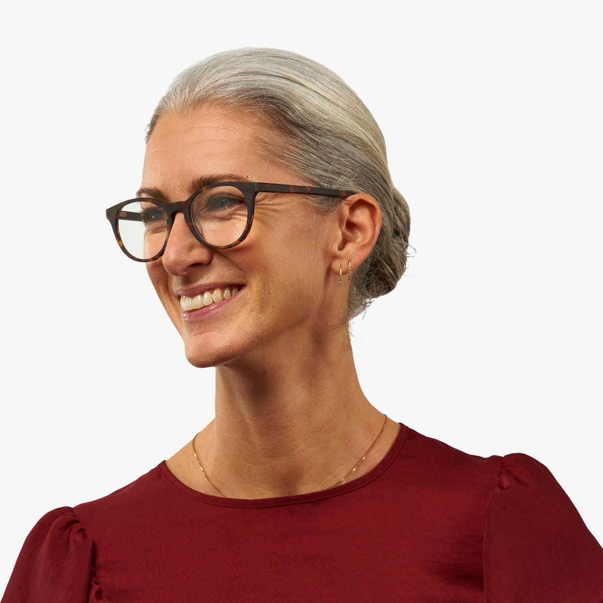 Person wearing Women's Örebro Dark Turtle glasses